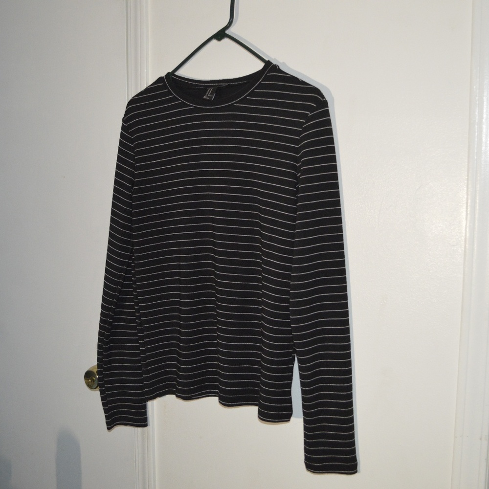 BLACK AND WHITE SWEATER MATERIAL TOP